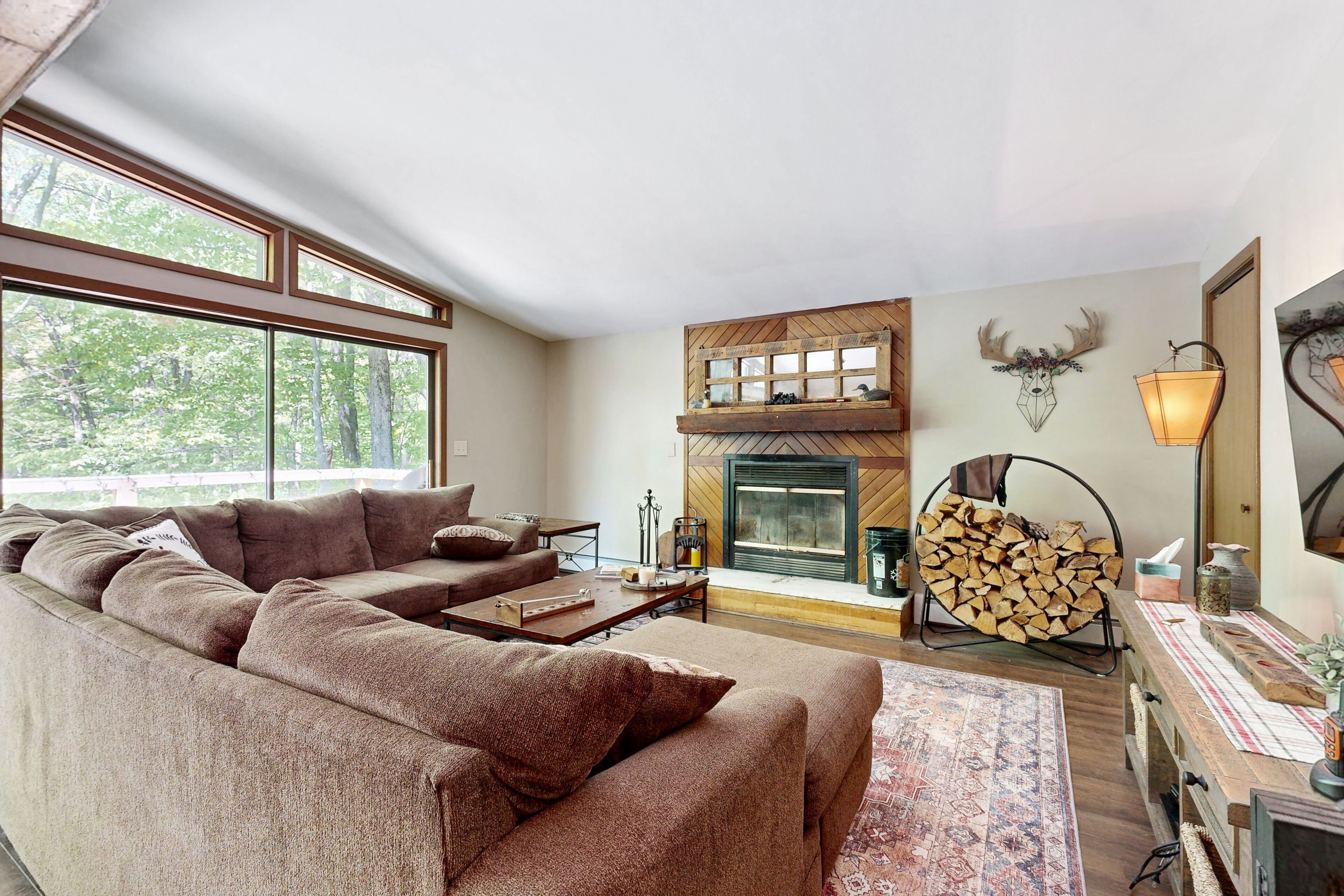 テレビ、テーブルサッカー台、卓球台