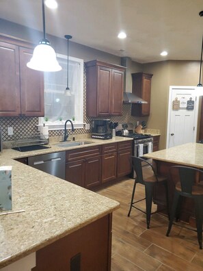 Fridge, microwave, oven, stovetop - Family Fun! Across from Beach, 3 min walk, Ocean Views , Luxury Family home (Norfolk)