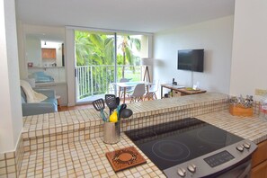 ثلاجة، فرن، موقد طهي مسطح، غسالة أطباق