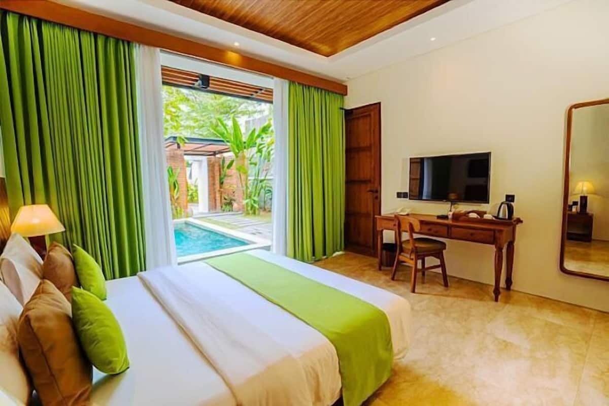 Premium bedding, in-room safe, desk, blackout curtains