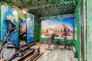 Fitness facility - Palace Ramses: OSU/SOHUD Luxury Home w/ Barcade/Gym/Throne/ 1st Flr Master Suite (Columbus)