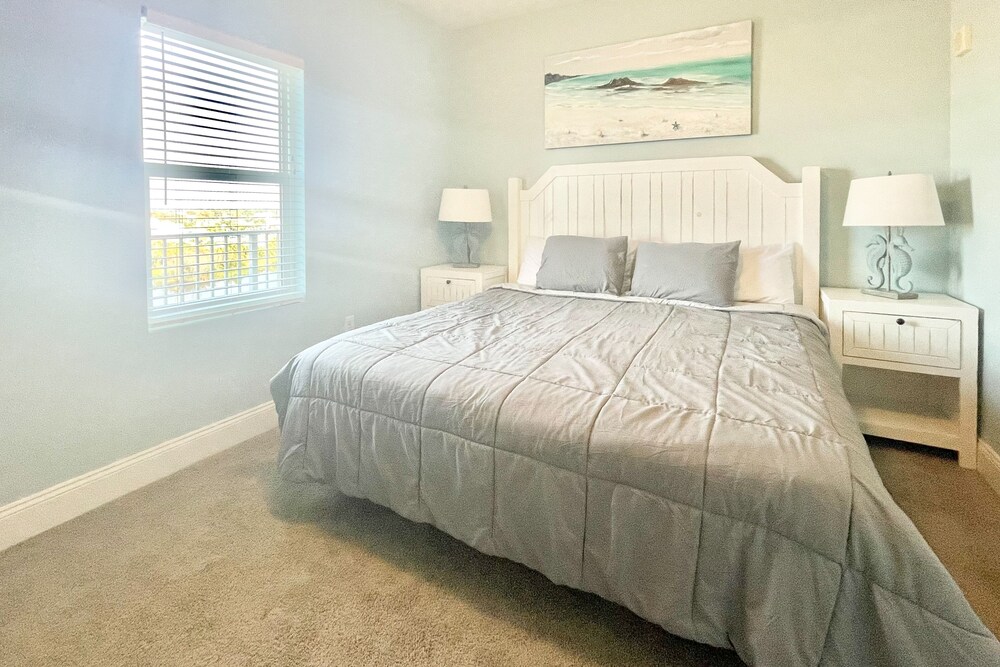 Serene condo with pool, washer/dryer, kitchen, & hot tub snowbird