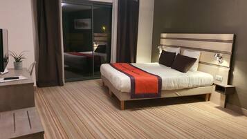 1 makuuhuone, untuvapeitot, memory foam -patjalliset sängyt, minibaari