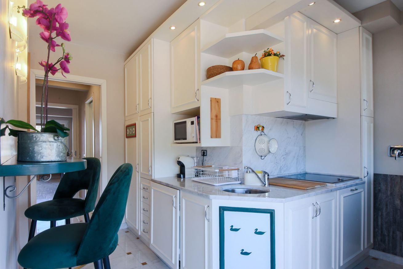 Kühlschrank, Mikrowelle, Herdplatte, Geschirrspüler