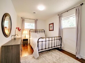 3 bedrooms, desk, iron/ironing board, free WiFi