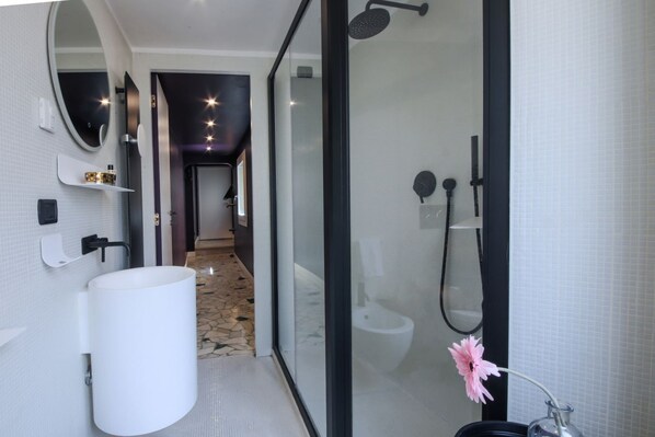 Douche, sèche-cheveux