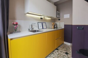 Kjøleskap, mikrobølgeovn, kokeplater og brødrister