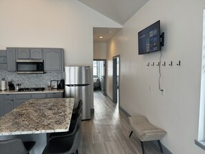 Frigorifero, microonde, piano cottura, macchina per tè/caffè