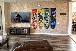 Interior - Harry's Headquarters: Lake View, Spacious Condo, Extra Amenities (Orlando)
