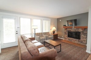 TV, fireplace, DVD player - Beautiful 7th Mt Resort near Mt Bachelor. 3 BD-3 BA, Resort Amenities. (Bend)