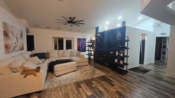 Älytelevisio, takka, videopelejä, DVD-soitin