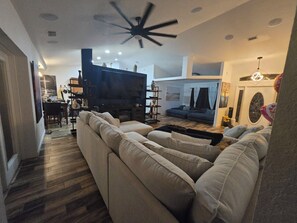 Smart-TV, Kamin, Videospiele, DVD-Player