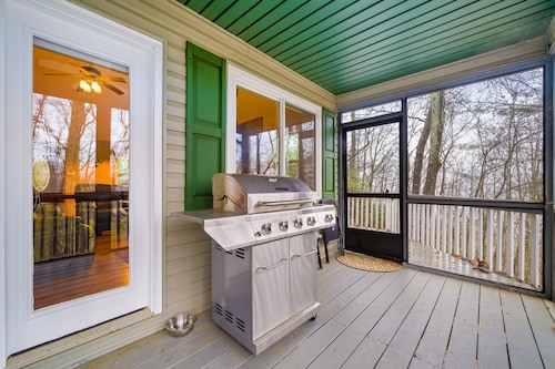 Dog-friendly, mountain-view retreat with a grill, deck, washer/dryer, & AC