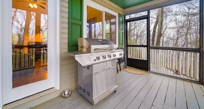 Dog-friendly, mountain-view retreat with a grill, deck, washer/dryer, & AC