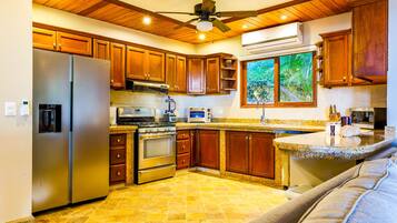 Geladeira, micro-ondas, fogĂŁo, cooktop