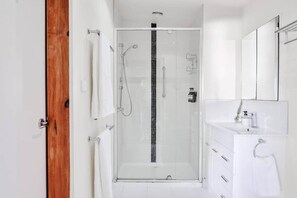 تجهيزات دش، مجففات شعر، صابون، شامبو