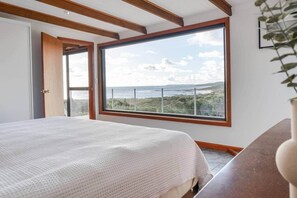 4 間睡房、房內夾萬、書桌、熨斗/熨衫板