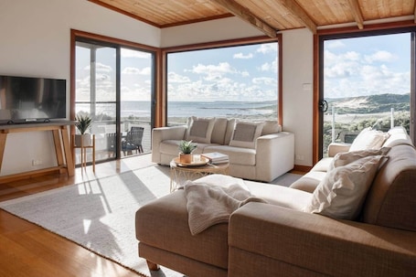 TV, fireplace, books, stereo. Buttons By The Beach (King Island coastal retreat)