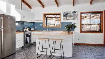 Fridge, oven, stovetop, coffee/tea maker