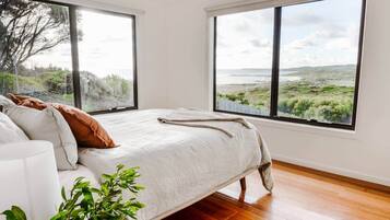 4 bedrooms, in-room safe, desk, iron/ironing board