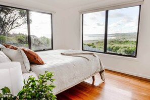 4 habitaciones, caja de seguridad en la habitación y escritorio 