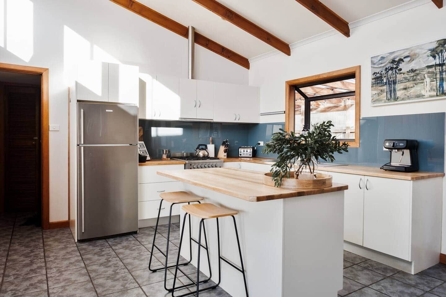 ثلاجة، فرن، موقد طهي مسطح، ماكينة لصنع القهوة/الشاي