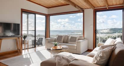 Buttons By The Beach (King Island coastal retreat)