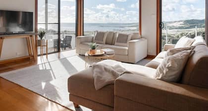 Buttons By The Beach (King Island coastal retreat)