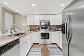 Kühlschrank, Mikrowelle, Ofen, Herdplatte