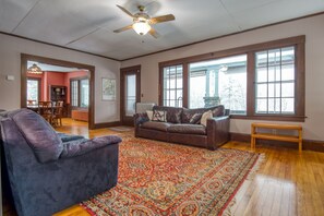 TV - Cozy home with  covered porch, & sun room - walk to shops/dining/bars (Bethlehem)