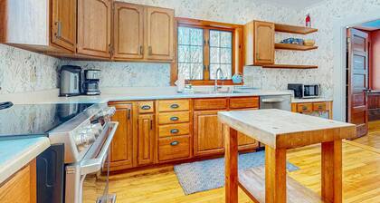 Cozy home with covered porch, & sun room - walk to shops/dining/bars