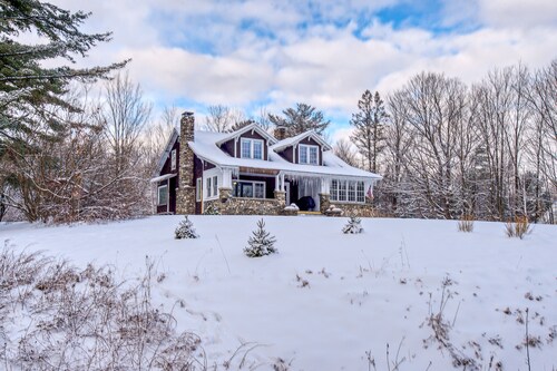 Cozy home with  covered porch, & sun room - walk to shops/dining/bars