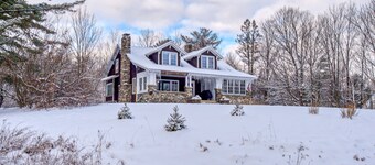 Cozy home with  covered porch, & sun room - walk to shops/dining/bars