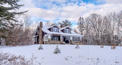 Cozy home with covered porch, & sun room - walk to shops/dining/bars