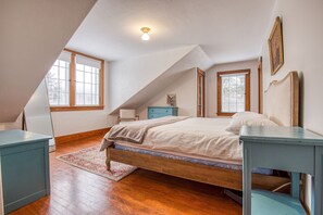 4 soverom, strykejern/-brett, internettilgang og sengetøy