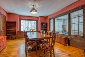 Dining - Cozy home with  covered porch, & sun room - walk to shops/dining/bars (Bethlehem)