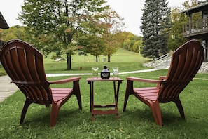 Outdoor dining - Golf Lakes Summer fun! sleeps 5. KING BED. futon, sofa sleeper, laundry POOL (Mancelona)