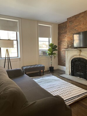 Smart TV, books - Designer 2BR, 1.5BA, 4 Beds in prime East Village (New York)