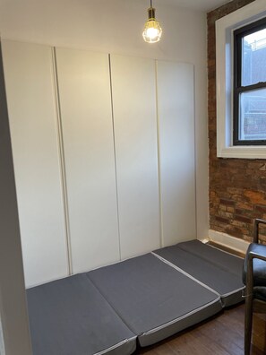 Interior - Designer 2BR, 1.5BA, 4 Beds in prime East Village (New York)