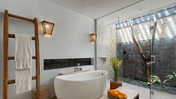 Luxe villa | Badkamer | Pantoffels, handdoeken