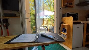 JÀÀkaappi, uuni, liesi, kahvin-/teenkeitin