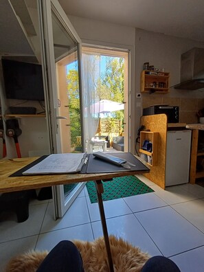 Fridge, oven, stovetop, coffee/tea maker