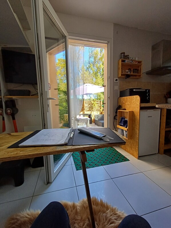 Fridge, oven, stovetop, coffee/tea maker