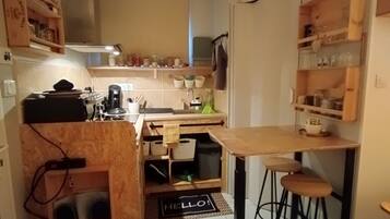 Fridge, oven, stovetop, coffee/tea maker