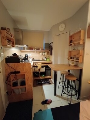 Kylskåp, ugn, spishäll och kaffe- och tebryggare