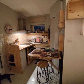 Fridge, oven, stovetop, coffee/tea maker