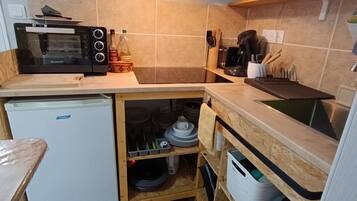 Fridge, oven, stovetop, coffee/tea maker