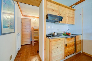 Fridge, microwave, stovetop, cookware/dishes/utensils