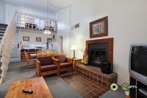 Televisión, chimenea y reproductor de DVD 