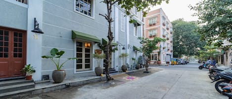 Vista frontal de la propiedad